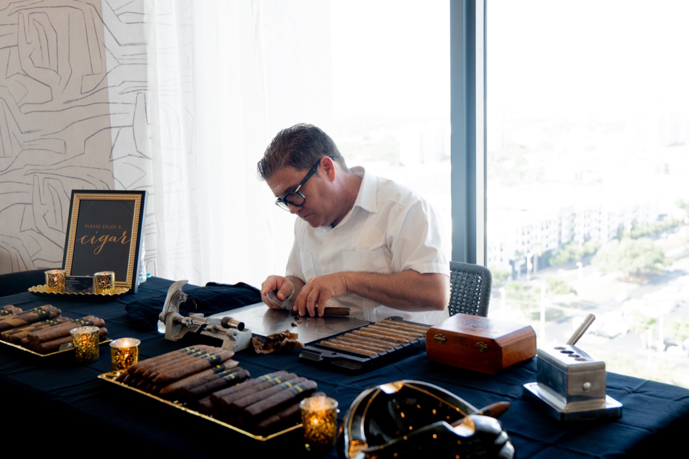 A live cigar roller working the room